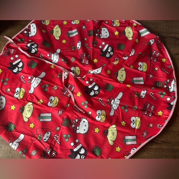 SANRIO-NWT Extra Large Red Character Christmas Tree Skirt - Picture 15 of 15